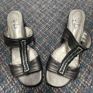 Preloved Life Stride Solaris Women's Sandals Size 7 1/2M Beaded Gray Slides